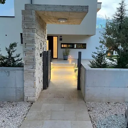 Istria-villa Frani-large Pool-parking